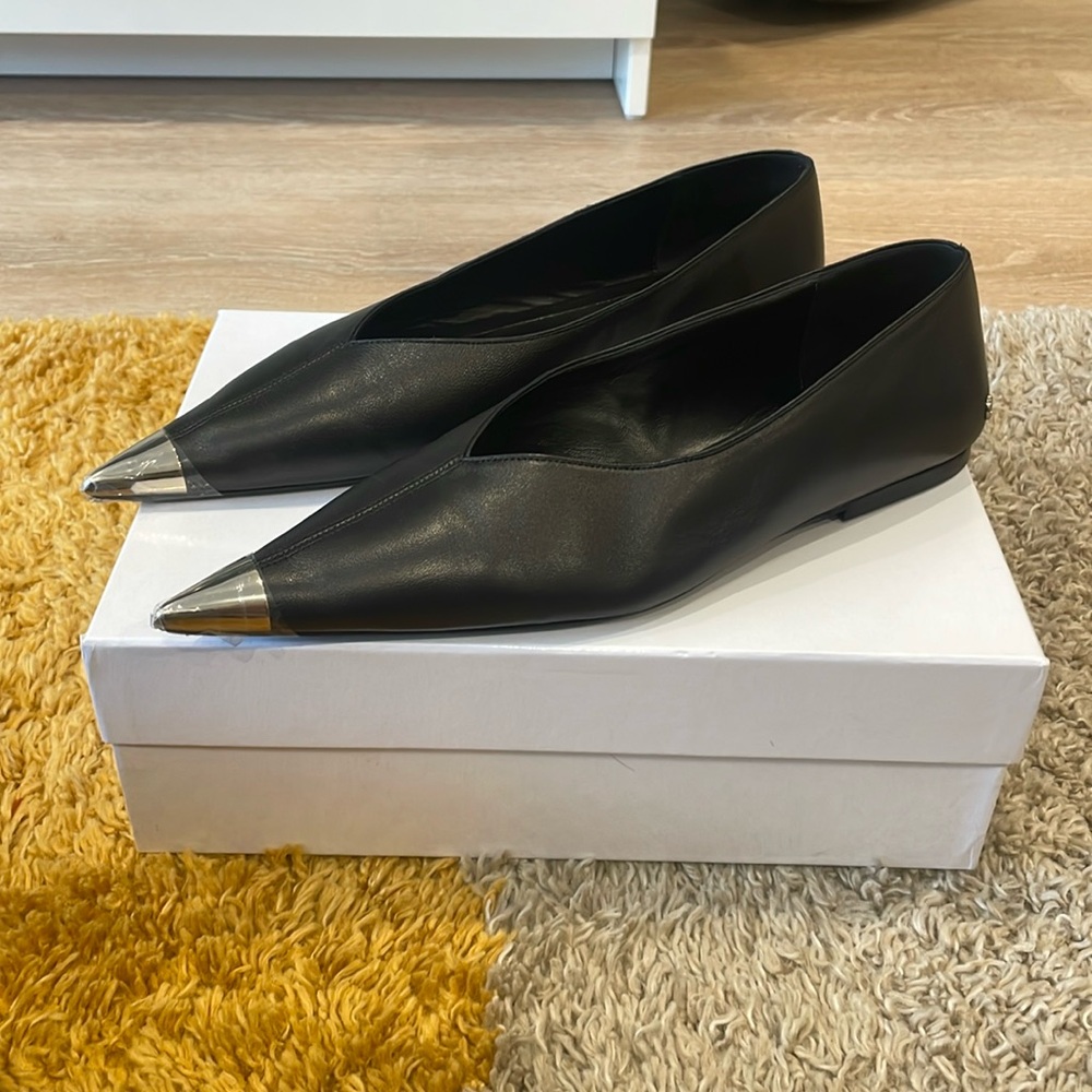 ANINE BING Nina Flats in black leather with pointed toe and gold metal toe cap